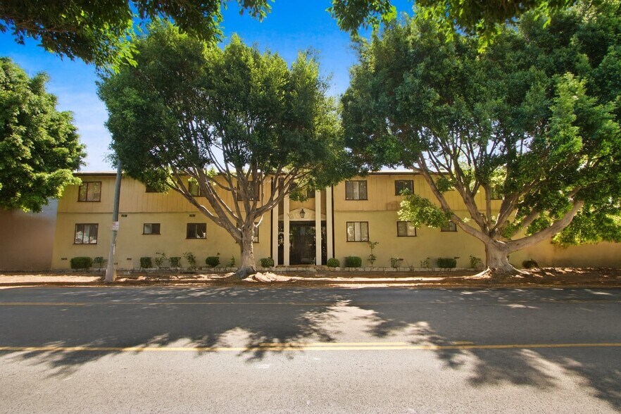 Primary Photo Of 1118 S Fairfax Ave, Los Angeles Apartments For Sale