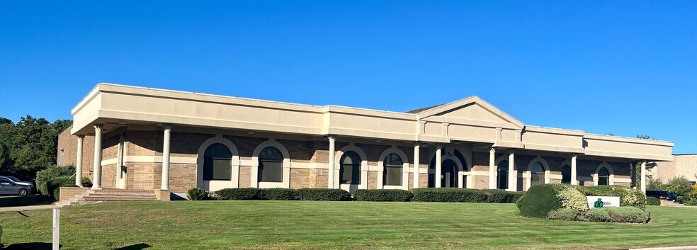 More Photos Of 40 Commerce Dr, Hauppauge Warehouse For Lease