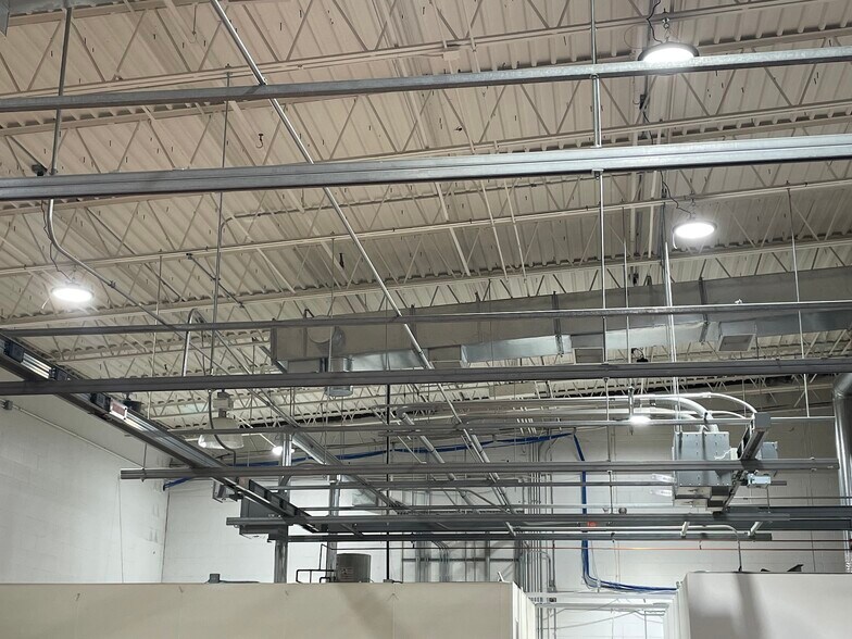 More Photos Of 4454-4458 S 67th St, Omaha Distribution For Lease