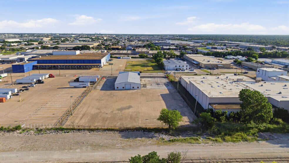 More Photos Of 2820 Oakland Ave, Garland Truck Terminal For Lease