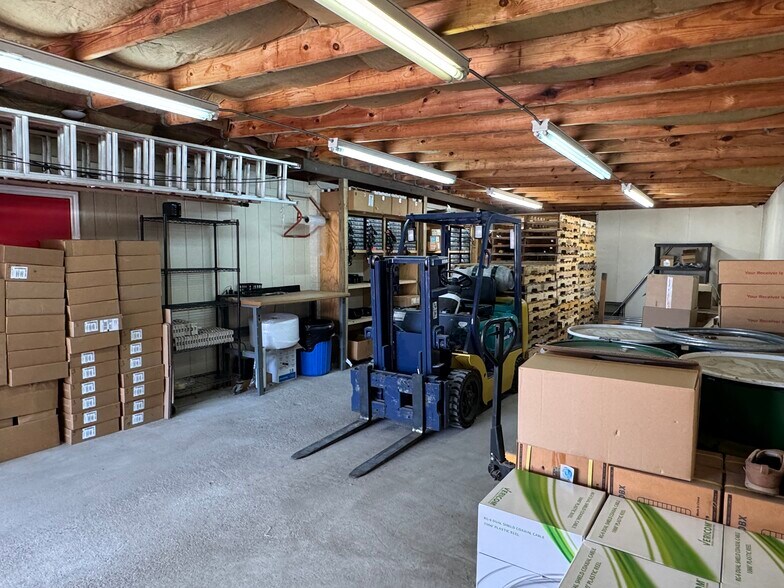More Photos Of 706 N Perry St, Palestine General Retail For Sale