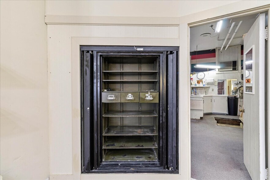 More Photos Of 120-124 W Columbus St, Kenton Storefront For Sale
