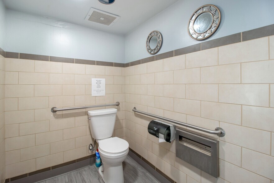 More Photos Of 300 N Charles St, Baltimore Apartments For Lease