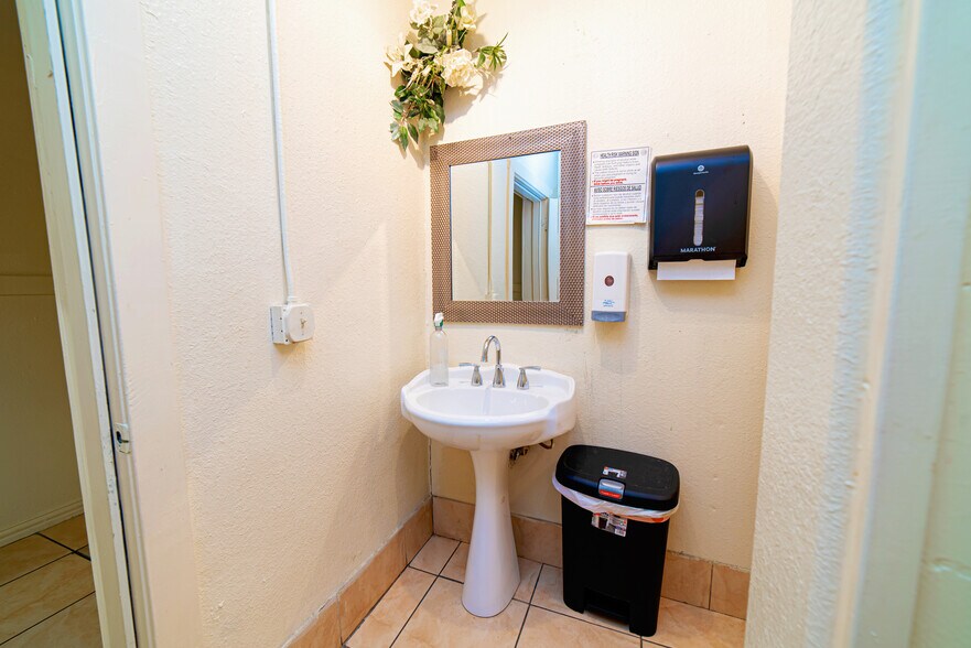 More Photos Of 819 Los Presidentes Ave, Laredo Storefront Retail Office For Sale