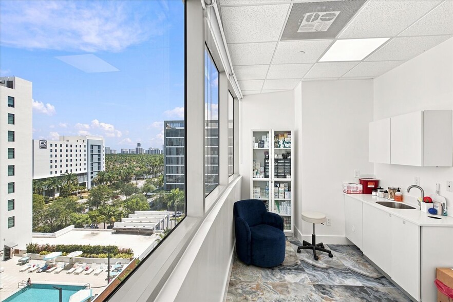 More Photos Of 2920-2950 NE 207th St, Aventura Unknown For Lease