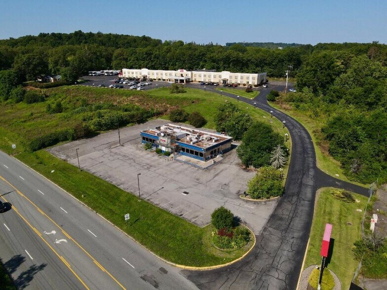 More Photos Of 909 Union Ave, New Windsor Township Restaurant For Lease