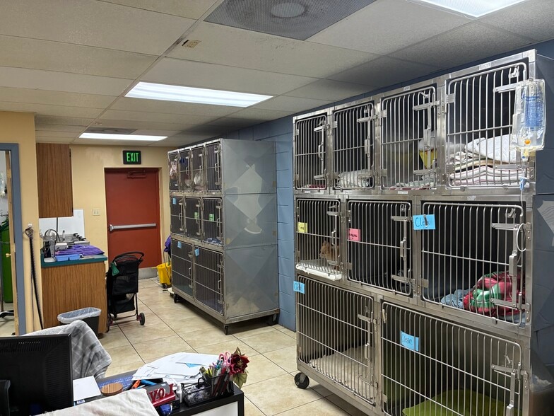 More Photos Of 5745 Pershing Ave, Orlando Veterinarian Kennel For Sale