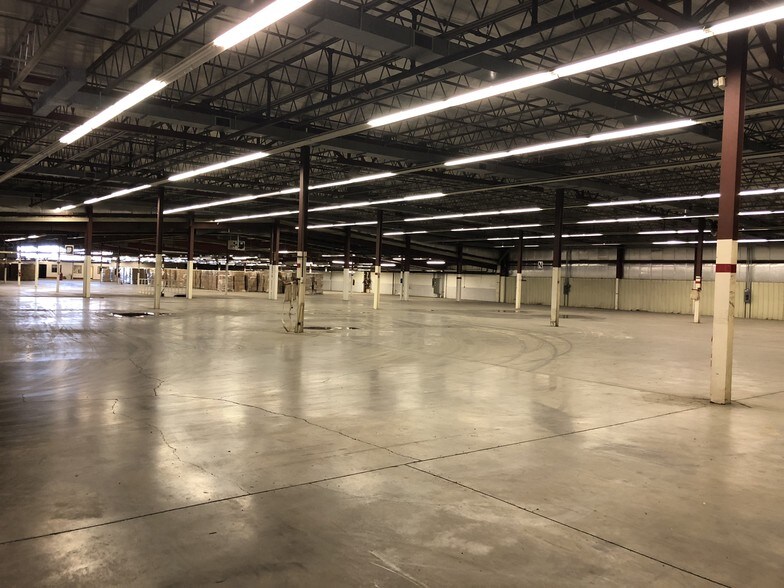 More Photos Of 803 SW Lorraine St, Leon Distribution For Lease
