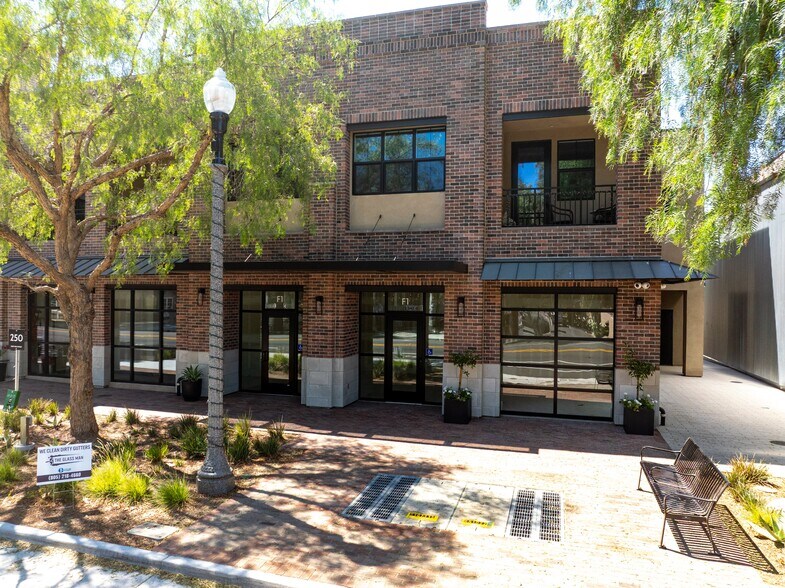 More Photos Of 80-250 E High St, Moorpark Restaurant For Lease