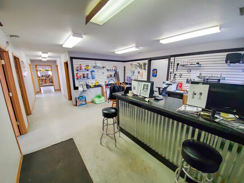 More Photos Of 5039 Petroleum Park Dr, Williston Warehouse For Lease