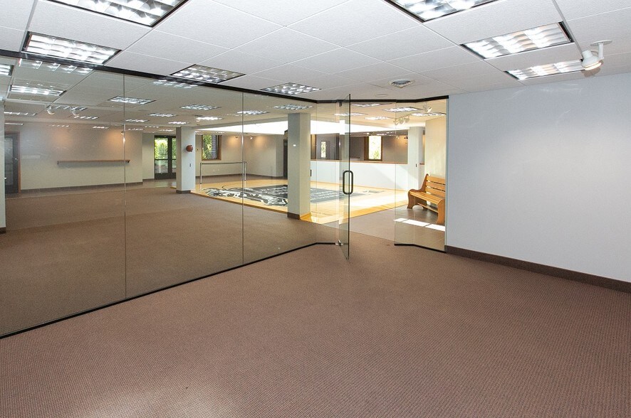 More Photos Of 2040 N Ferry St, Anoka Office For Sale