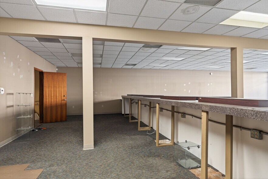 More Photos Of 948 E Main St, Santa Paula Bank For Sale