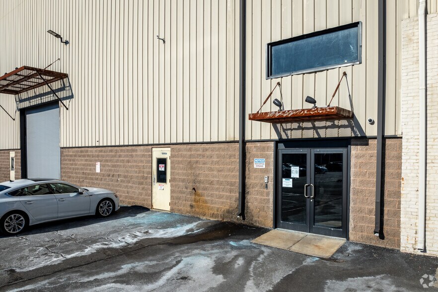 More Photos Of 333 Cedar Ave, Middlesex Warehouse For Lease