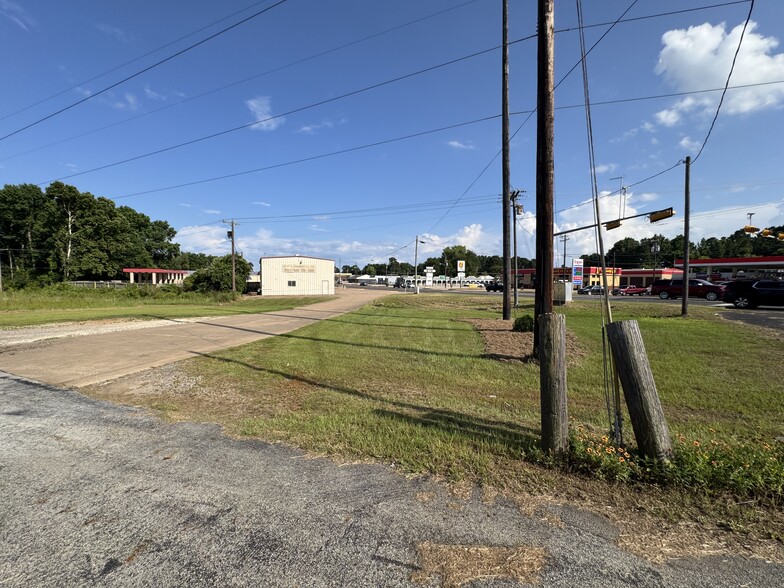 More Photos Of 1900 Crockett Rd, Palestine Storefront For Sale