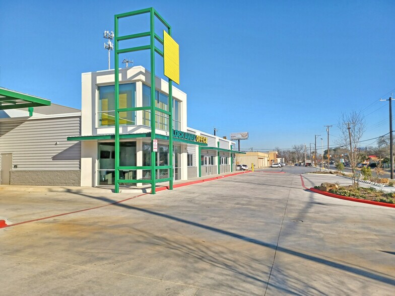 More Photos Of 1419 Commercial Ave, San Antonio Self Storage For Lease