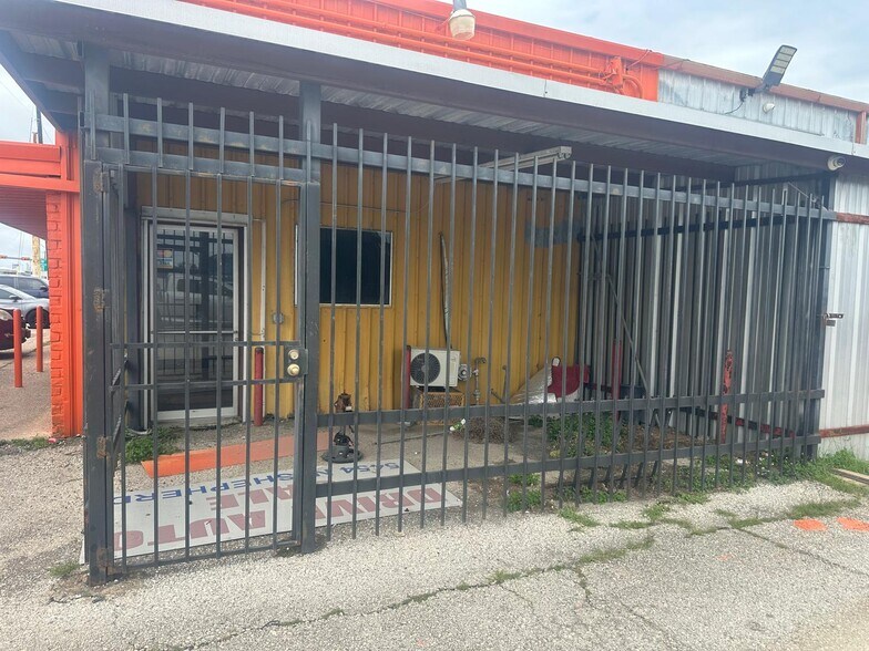 More Photos Of 5454 N Shepherd Dr, Houston Auto Salvage Facility For Lease
