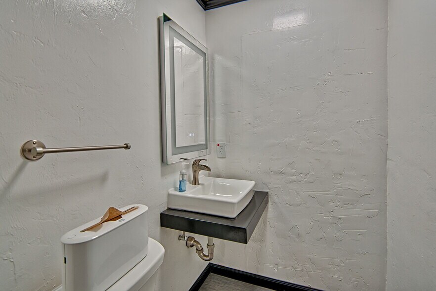 More Photos Of 1724 NE 2nd St, Gainesville Light Manufacturing For Sale