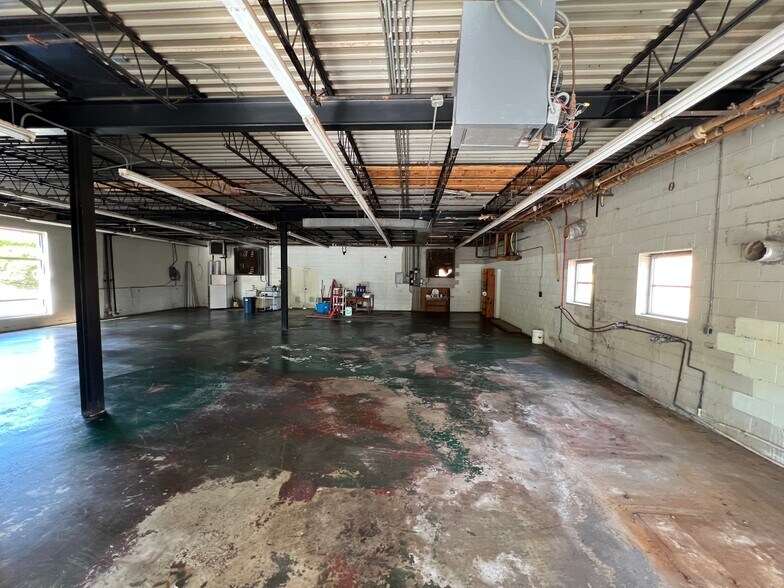 More Photos Of 166 N Logan St, Marion General Retail For Sale