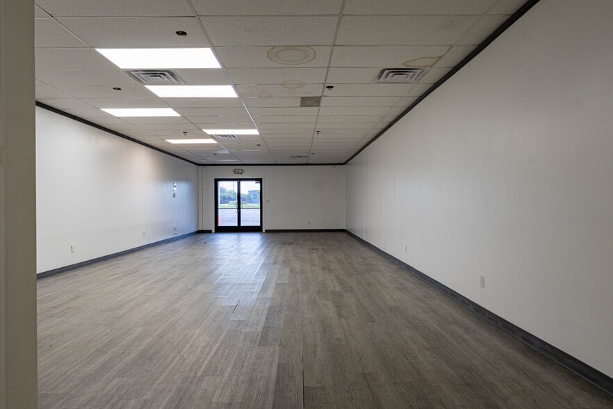 More Photos Of 4702-4740 Century Plaza Rd, Indianapolis Unknown For Lease