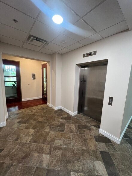 More Photos Of 9721 Cogdill Rd, Knoxville Office For Lease