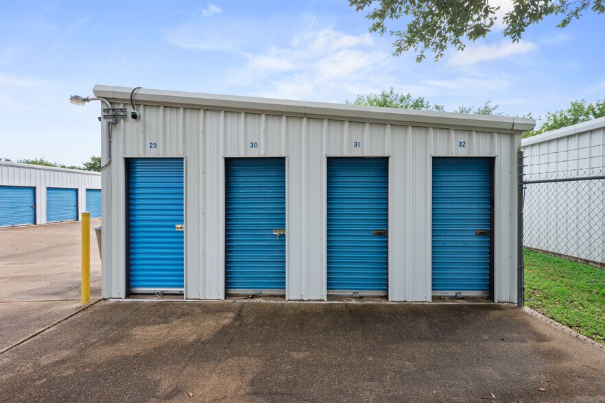 More Photos Of 2306 Cavitt Ave, Bryan Self Storage For Sale