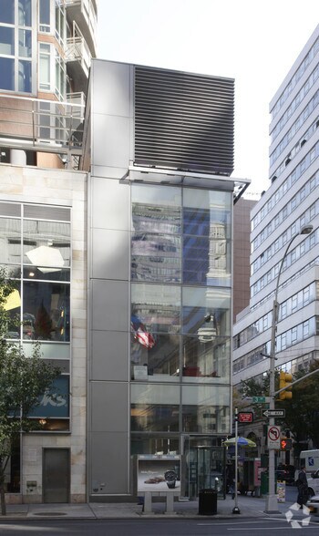 More Photos Of 991 Third Ave, New York Bank For Lease