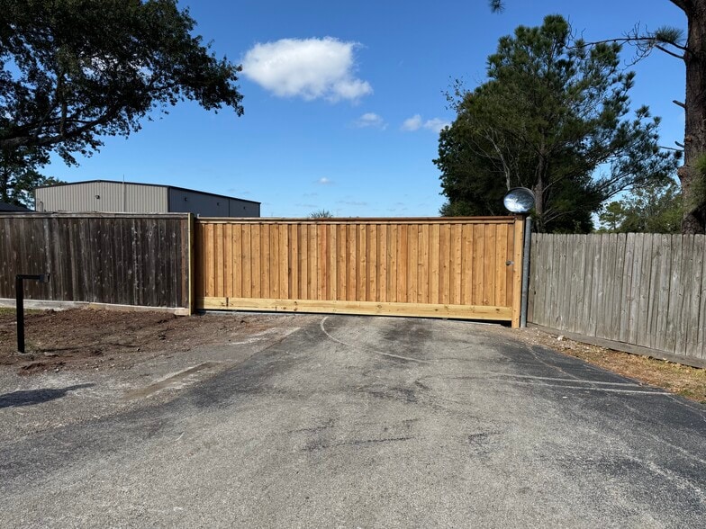 More Photos Of 304 Meadow Ln, Kemah Warehouse For Lease