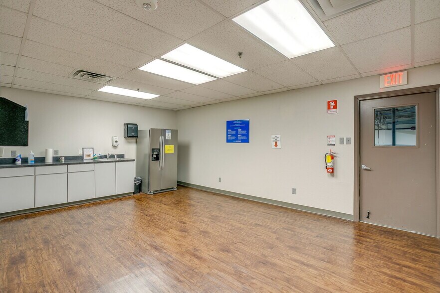 More Photos Of 2051 Franklin Dr, Fort Worth Warehouse For Lease