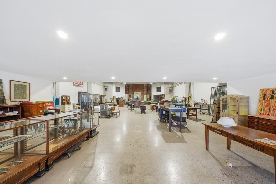 More Photos Of 195 Ottawa St N, Hamilton Storefront For Sale