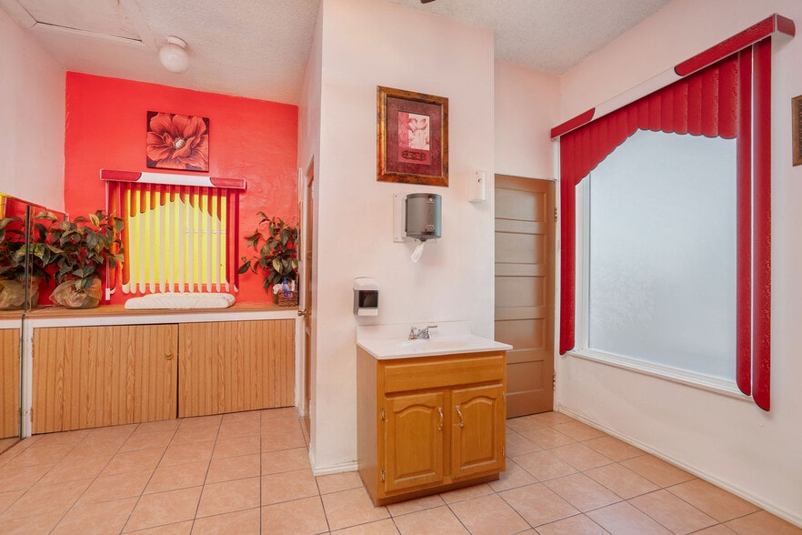 More Photos Of 8461 S San Pedro St, Los Angeles Religious Facility For Sale