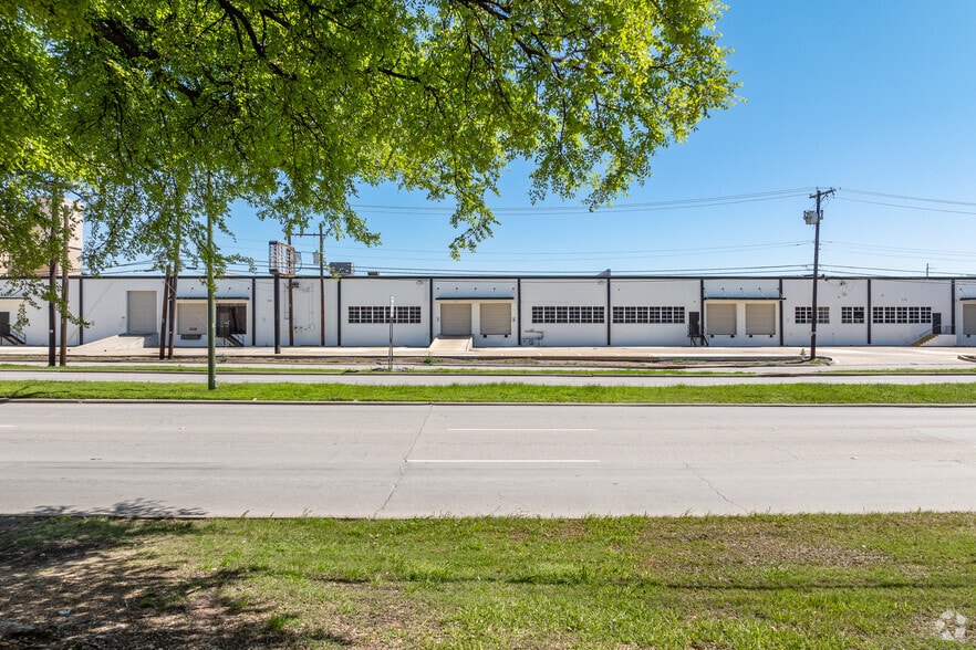 More Photos Of 712-740 W Mockingbird Ln, Dallas Warehouse For Lease