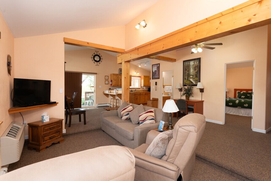 More Photos Of 1624 E Main St, Montrose Hotel For Sale