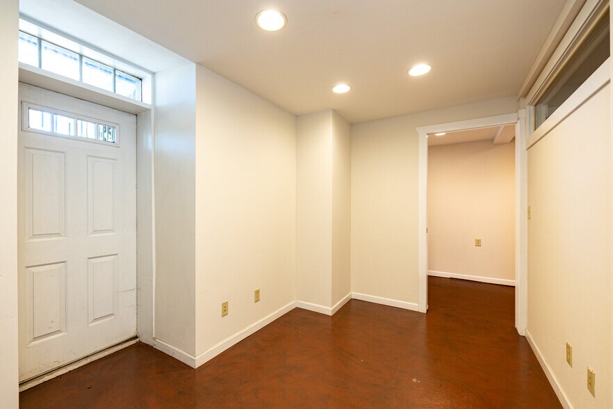 More Photos Of 717 W Riordan Rd, Flagstaff Storefront Retail Office For Sale