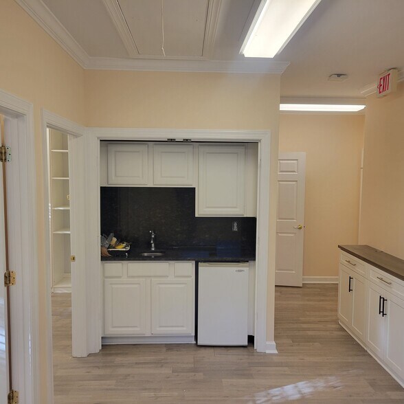 More Photos Of 5640 Six Forks Rd, Raleigh Office For Lease