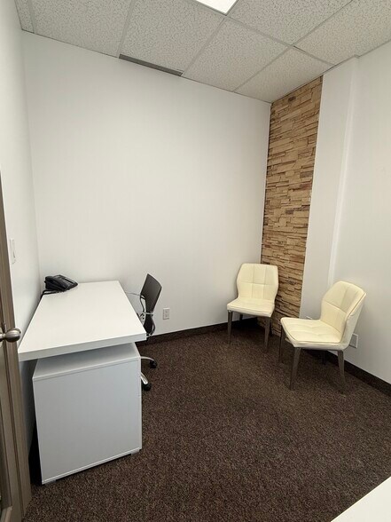 More Photos Of 125 Lakeshore Rd E, Mississauga Coworking Space