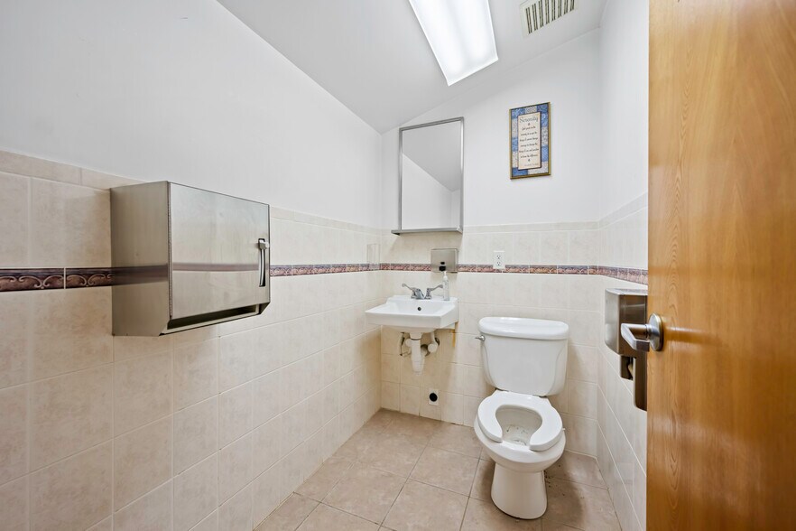 More Photos Of 109 Roslyn Rd, Roslyn Heights Religious Facility For Lease