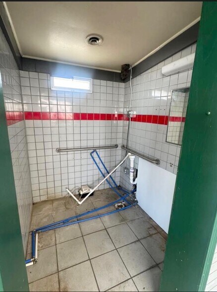 More Photos Of 506 E B St, McCook Service Station For Sale