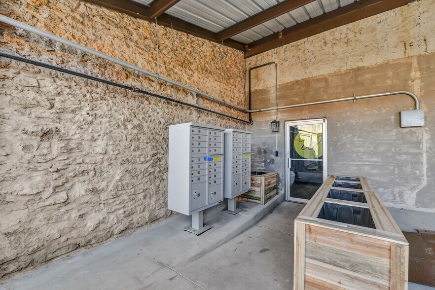 More Photos Of 203 N Main St, Weatherford Storefront Retail Office For Lease