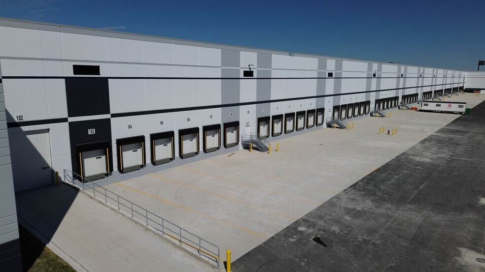 More Photos Of 5301 W Roosevelt Rd, Cicero Distribution For Lease