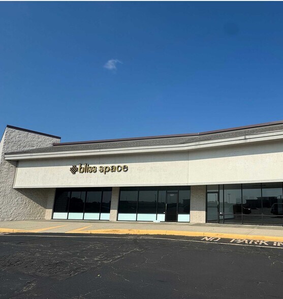 More Photos Of 8369-8475 Castleton Corner Dr, Indianapolis Unknown For Lease