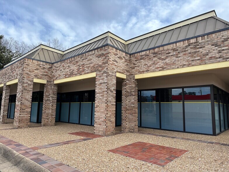 More Photos Of 1625 E County Line Rd, Jackson Freestanding For Lease