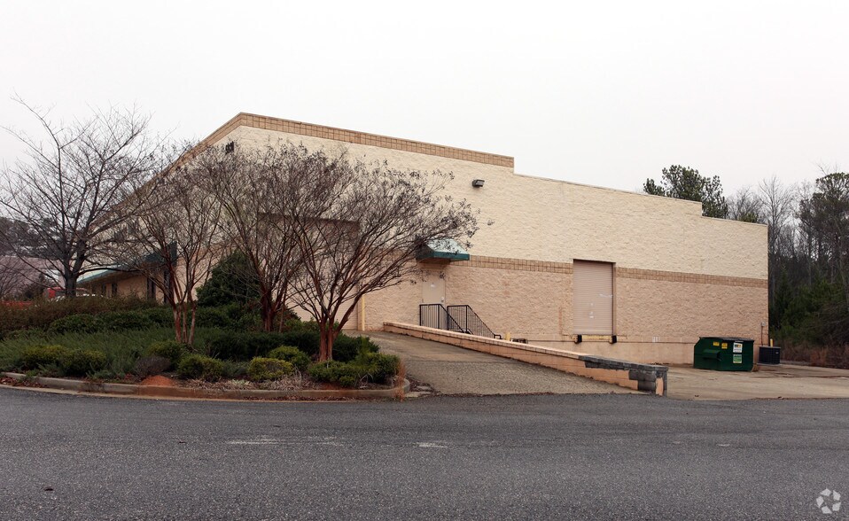 More Photos Of 5930 Gateway Dr, Alpharetta Warehouse For Lease