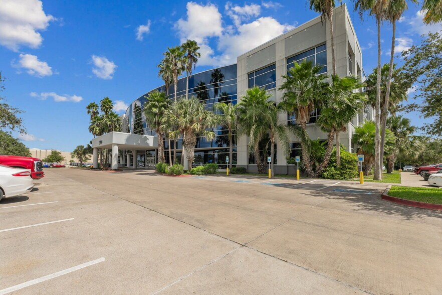 More Photos Of 5700 N Exp 77/83, Brownsville Medical For Sale