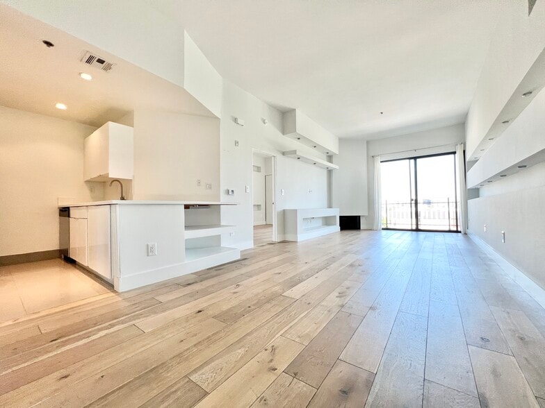 More Photos Of 8811 Burton Way, Los Angeles Apartments For Sale