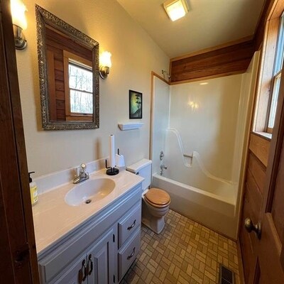 More Photos Of 5140 W US 20, Galena Showroom For Sale