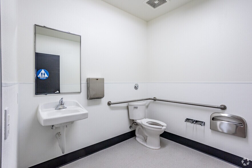 More Photos Of 1821 Kettering St, Irvine Warehouse For Lease