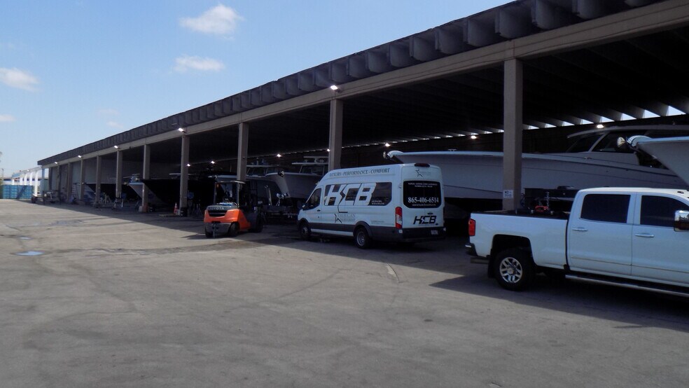 More Photos Of 2051 Griffin Rd, Fort Lauderdale Marina For Lease