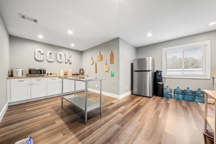 More Photos Of 20103 Aldine Westfield Rd, Humble Office For Sale