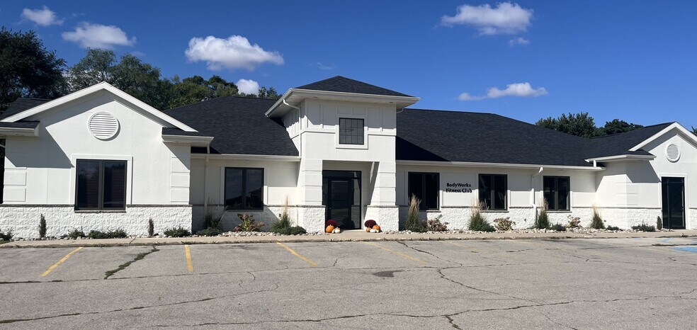 Primary Photo Of 808 4th St NE, Hampton Office For Sale