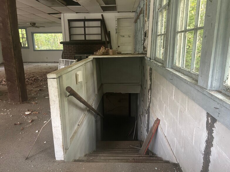 More Photos Of 8221 US-41, Bloomingdale General Retail For Sale